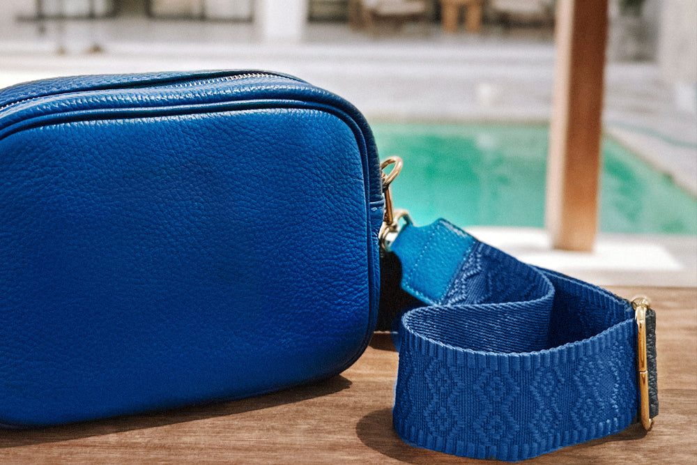 Shop all <span class="it">straps</span>